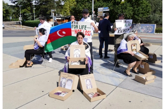 Azərbaycanlı itkinlərin ailə üzvləri ilk dəfə xarici ölkədə aksiya keçirib — FOTOLAR