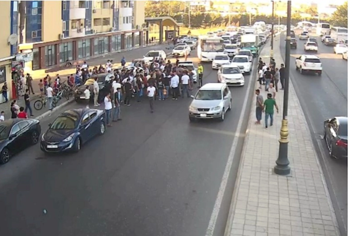 Bakıda avtomobil piyadanı vurub, yolda sıxlıq yaranıb