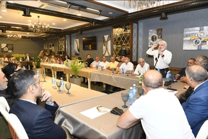 Vəhdət Partiyasının təşkilatçılığı ilə Azərbaycan dili və əlifbasına həsr olunmuş elmi-praktik konfrans keçirilib — FOTOLAR