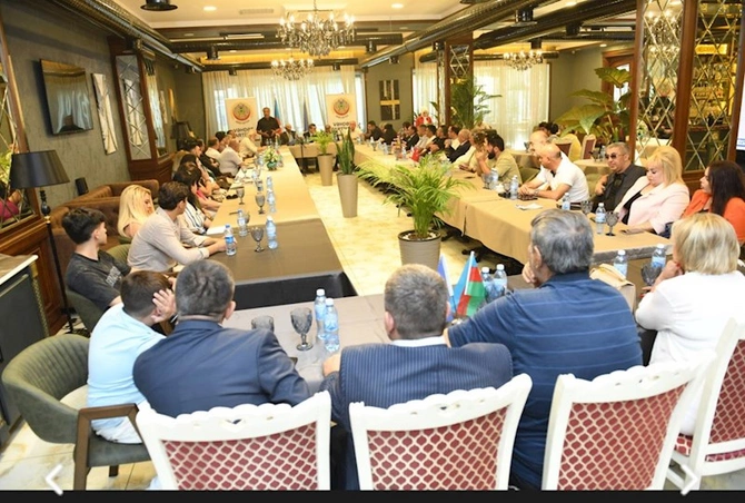 Vəhdət Partiyasının təşkilatçılığı ilə Azərbaycan dili və əlifbasına həsr olunmuş elmi-praktik konfrans keçirilib — FOTOLAR