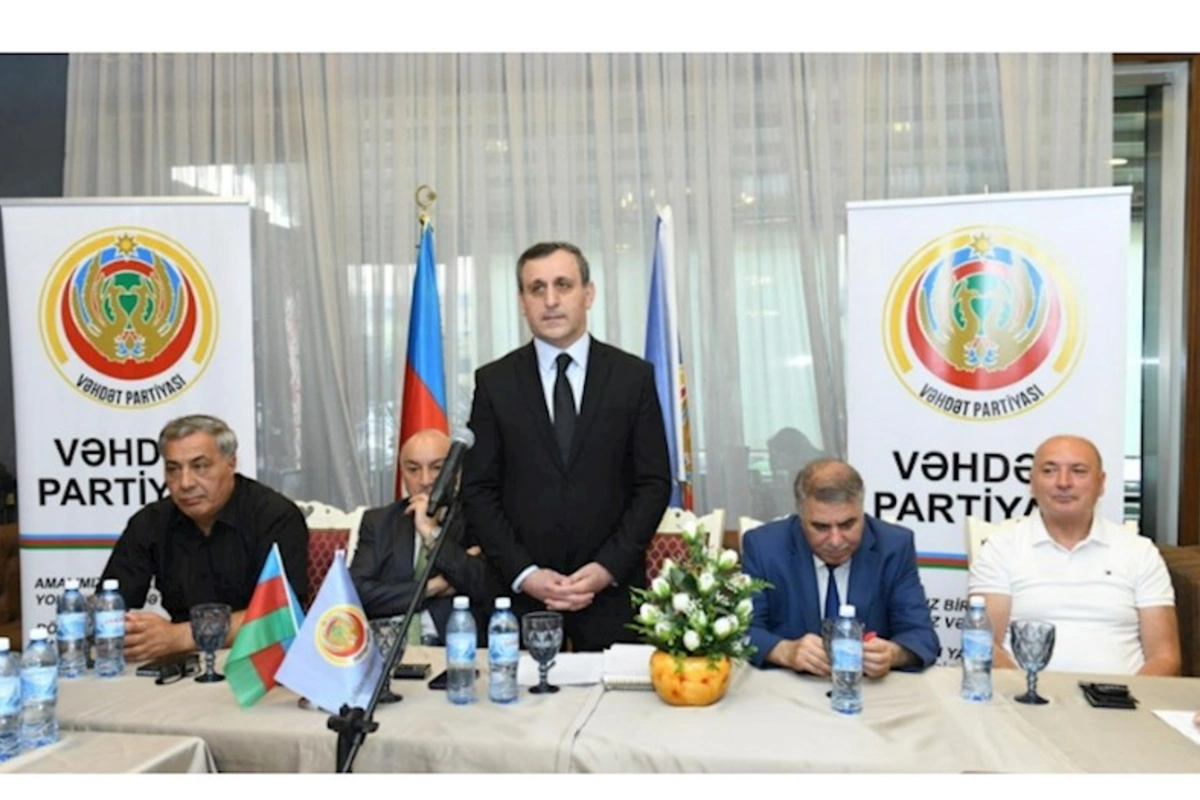 Vəhdət Partiyasının təşkilatçılığı ilə Azərbaycan dili və əlifbasına həsr olunmuş elmi-praktik konfrans keçirilib — FOTOLAR