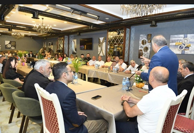 Vəhdət Partiyasının təşkilatçılığı ilə Azərbaycan dili və əlifbasına həsr olunmuş elmi-praktik konfrans keçirilib — FOTOLAR