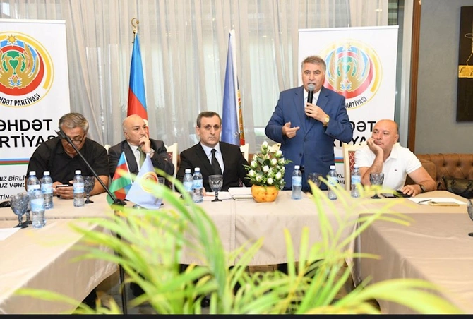 Vəhdət Partiyasının təşkilatçılığı ilə Azərbaycan dili və əlifbasına həsr olunmuş elmi-praktik konfrans keçirilib — FOTOLAR