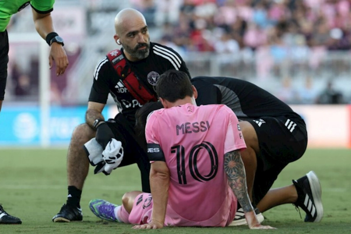 Messi sağ ayağından zədə alıb