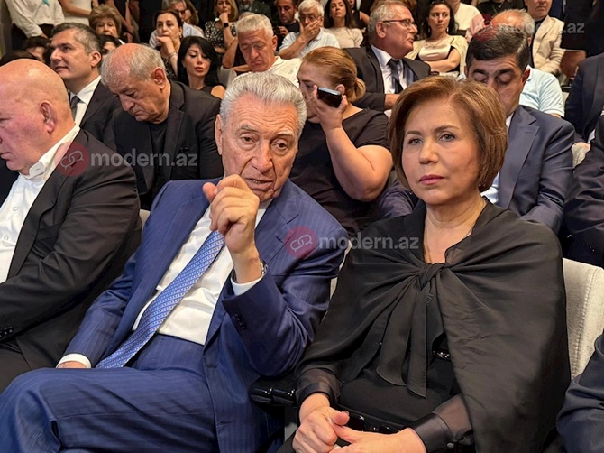 Keçmiş və indiki məmurlar Elçinlə vida mərasimində — FOTOREPORTAJ Keçmiş və indiki məmurlar Elçinlə vida mərasimində — FOTOREPORTAJ