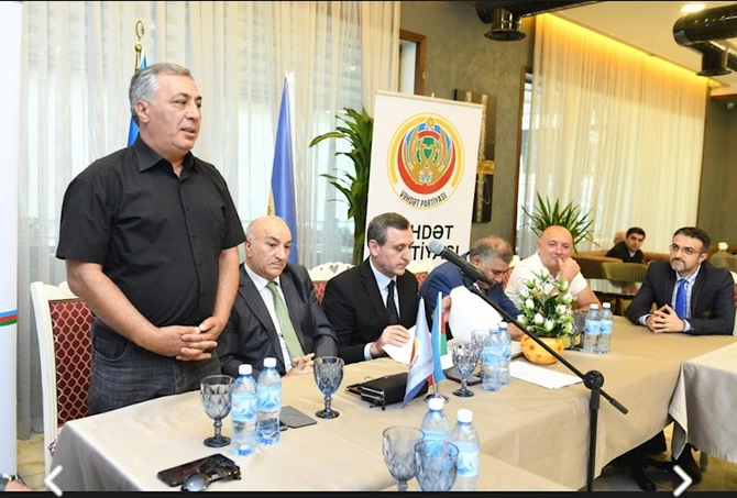 Vəhdət Partiyasının təşkilatçılığı ilə Azərbaycan dili və əlifbasına həsr olunmuş elmi-praktik konfrans keçirilib — FOTOLAR