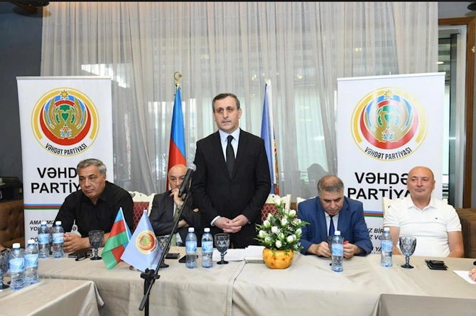Vəhdət Partiyasının təşkilatçılığı ilə Azərbaycan dili və əlifbasına həsr olunmuş elmi-praktik konfrans keçirilib — FOTOLAR