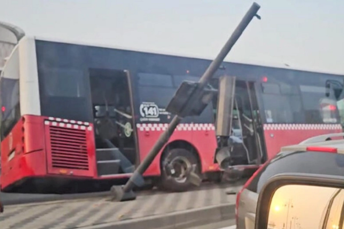 Bakıda sərnişin avtobusu qəza törətdi — VİDEO