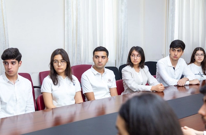 Salyanda təhsildə müvəffəqiyyətləri ilə fərqlənən məzunlarla görüş keçirilib — FOTOLAR Salyanda təhsildə müvəffəqiyyətləri ilə fərqlənən məzunlarla görüş keçirilib — FOTOLAR