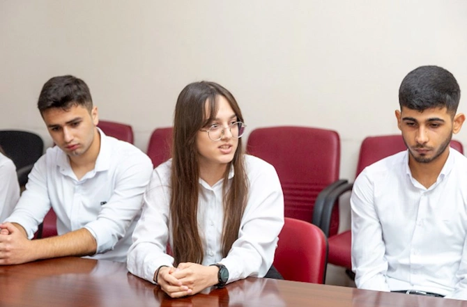 Salyanda təhsildə müvəffəqiyyətləri ilə fərqlənən məzunlarla görüş keçirilib — FOTOLAR Salyanda təhsildə müvəffəqiyyətləri ilə fərqlənən məzunlarla görüş keçirilib — FOTOLAR
