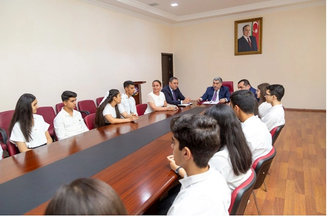 Salyanda təhsildə müvəffəqiyyətləri ilə fərqlənən məzunlarla görüş keçirilib — FOTOLAR Salyanda təhsildə müvəffəqiyyətləri ilə fərqlənən məzunlarla görüş keçirilib — FOTOLAR