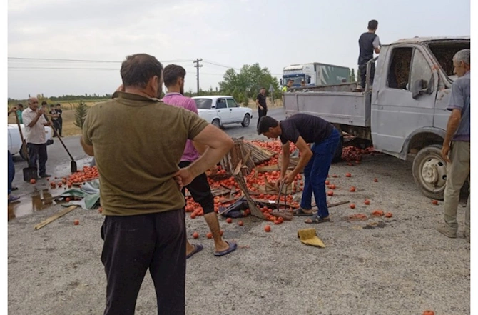 Xaçmazda pomidor dolu yük maşını aşdı — FOTOLAR Xaçmazda pomidor dolu yük maşını aşdı — FOTOLAR