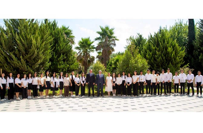 Salyanda təhsildə müvəffəqiyyətləri ilə fərqlənən məzunlarla görüş keçirilib — FOTOLAR Salyanda təhsildə müvəffəqiyyətləri ilə fərqlənən məzunlarla görüş keçirilib — FOTOLAR