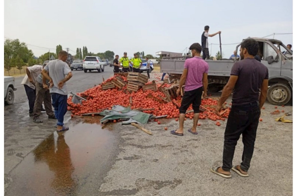Xaçmazda pomidor dolu yük maşını aşdı — FOTOLAR