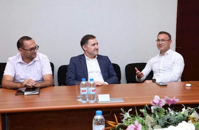 “Azəriqaz” İB-nin baş direktoru “Gənc İstedadlar Proqramı”nın məzunları ilə görüşdü — FOTOLAR