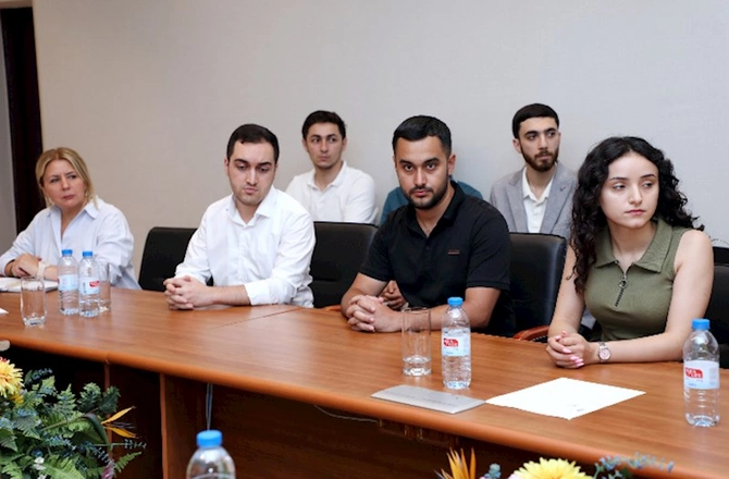“Azəriqaz” İB-nin baş direktoru “Gənc İstedadlar Proqramı”nın məzunları ilə görüşdü — FOTOLAR