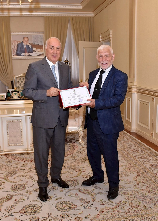 Zakir Fərəcov veteran cüdoçunu Fəxri Fərmanla təltif edib — FOTOLAR
