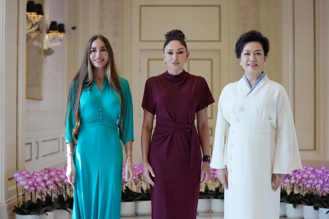 Mehriban Əliyeva liderlərin xanımları ilə gəmi gəzintisində — FOTOLAR