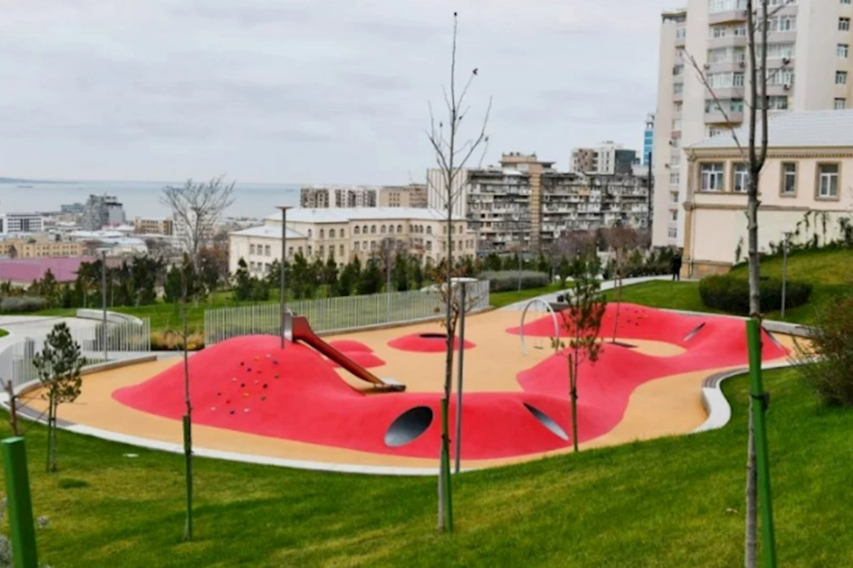 Mərkəzi Parkda 2 yaşlı uşaq kanalizasiya quyusuna düşdü — FOTOLAR
