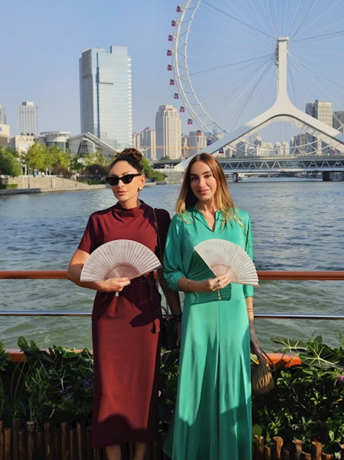 Mehriban Əliyeva liderlərin xanımları ilə gəmi gəzintisində — FOTOLAR