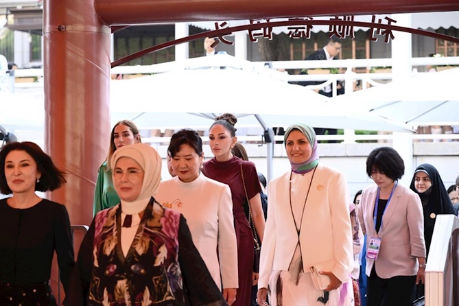 Mehriban Əliyeva liderlərin xanımları ilə gəmi gəzintisində — FOTOLAR