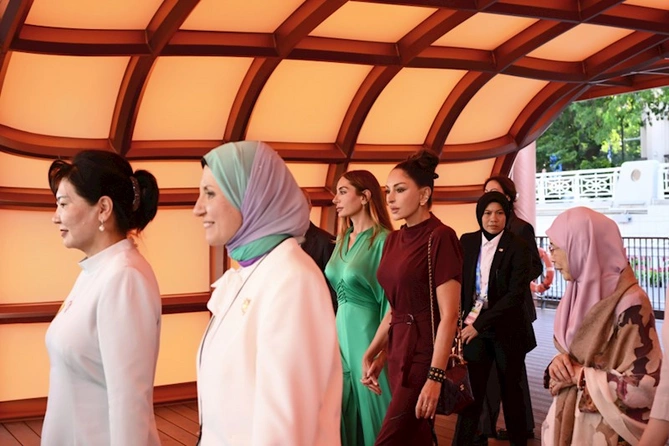 Mehriban Əliyeva liderlərin xanımları ilə gəmi gəzintisində — FOTOLAR