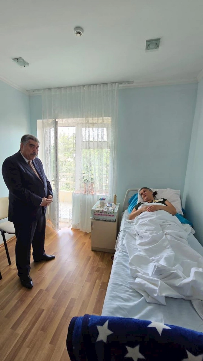 İcra başçısı xəstəxanada müalicə alan şəhid anasını ziyarət etdi — FOTOLAR İcra başçısı xəstəxanada müalicə alan şəhid anasını ziyarət etdi — FOTOLAR