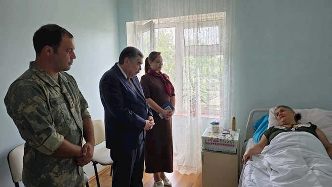İcra başçısı xəstəxanada müalicə alan şəhid anasını ziyarət etdi — FOTOLAR İcra başçısı xəstəxanada müalicə alan şəhid anasını ziyarət etdi — FOTOLAR