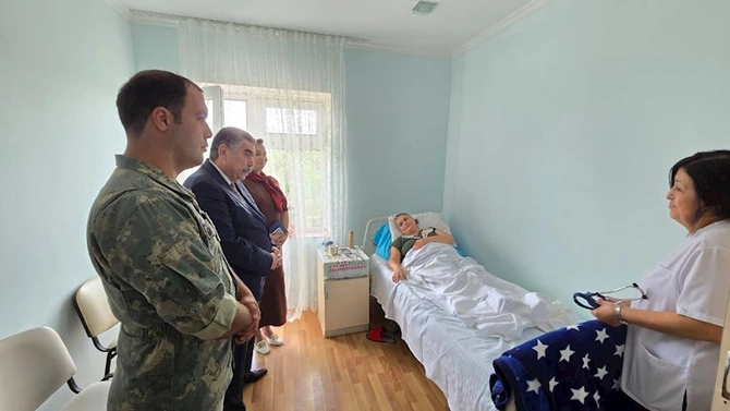 İcra başçısı xəstəxanada müalicə alan şəhid anasını ziyarət etdi — FOTOLAR İcra başçısı xəstəxanada müalicə alan şəhid anasını ziyarət etdi — FOTOLAR