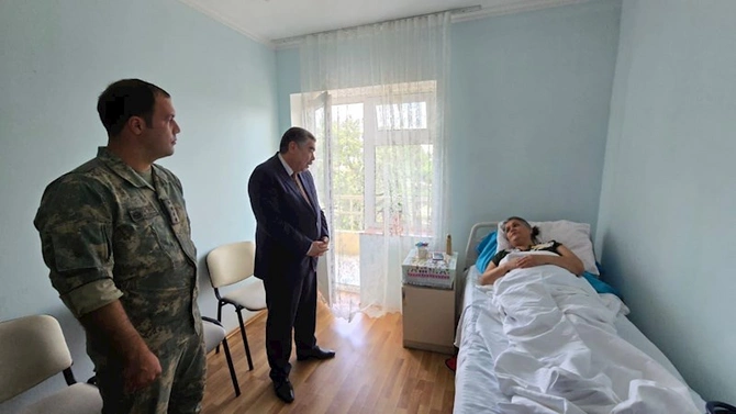 İcra başçısı xəstəxanada müalicə alan şəhid anasını ziyarət etdi — FOTOLAR İcra başçısı xəstəxanada müalicə alan şəhid anasını ziyarət etdi — FOTOLAR