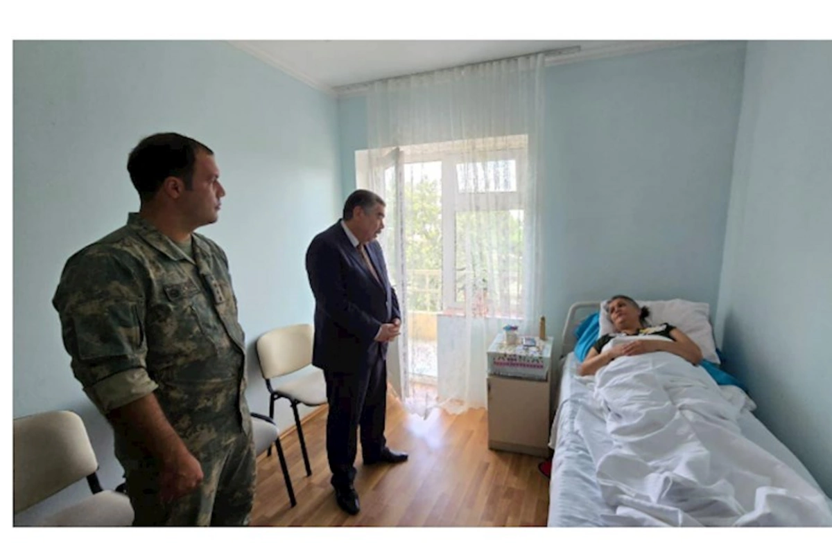 İcra başçısı xəstəxanada müalicə alan şəhid anasını ziyarət etdi — FOTOLAR