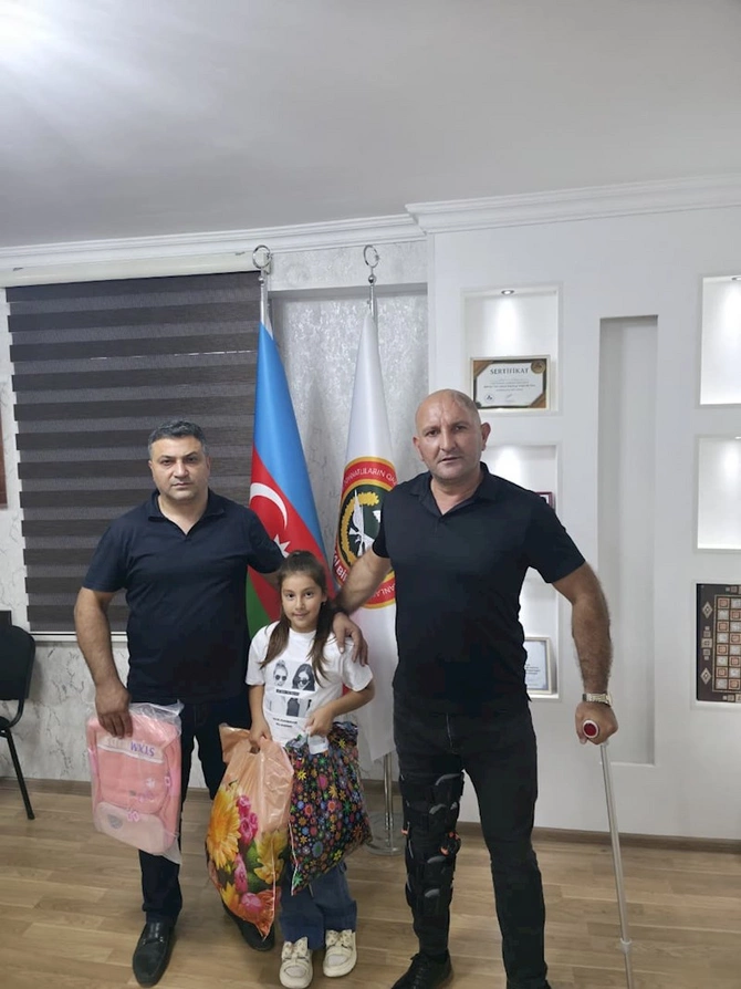 Abşeronda şəhid, qazi övladları məktəb ləvazimatı və geyimlə təmin olunub — FOTOLAR Abşeronda şəhid, qazi övladları məktəb ləvazimatı və geyimlə təmin olunub — FOTOLAR