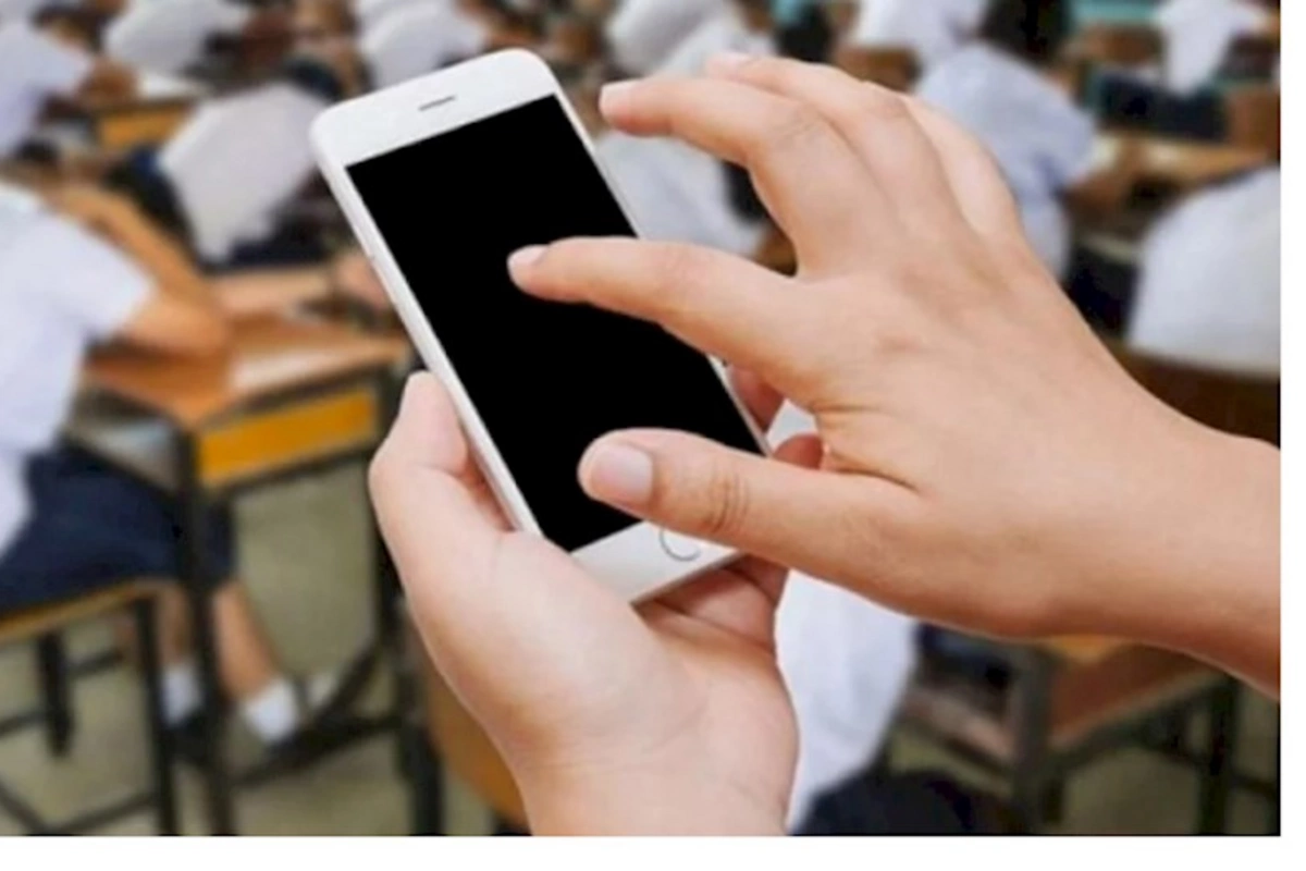 Şagirdlər dərs vaxtı telefondan istifadə edə bilməyəcək