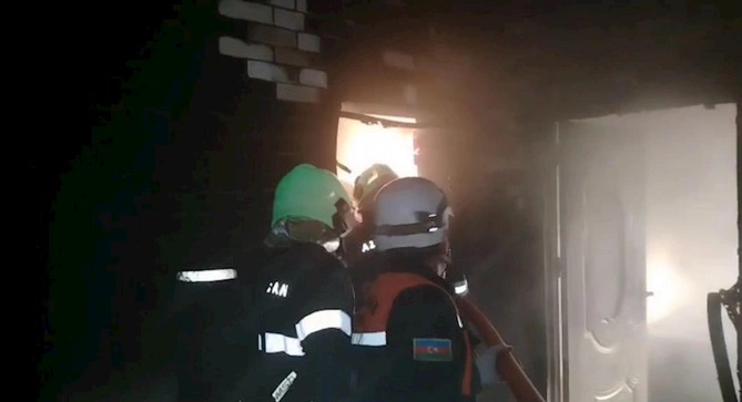 Xırdalanda çoxmərtəbəli binada yanğın baş verib, sakinlər təxliyə edilib — FOTOLAR