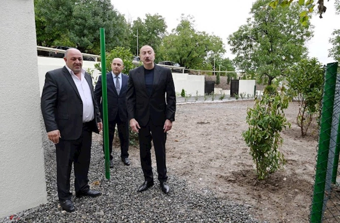 Prezident Qırmızı Bazar qəsəbəsində olub — FOTOLAR