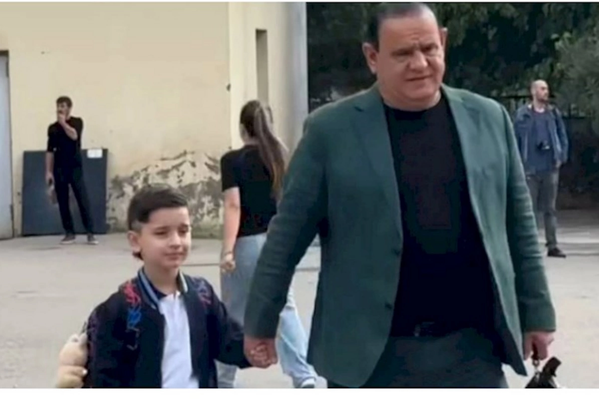 Azərbaycanlı məşhur övladını birinci sinifə yola saldı — VİDEO