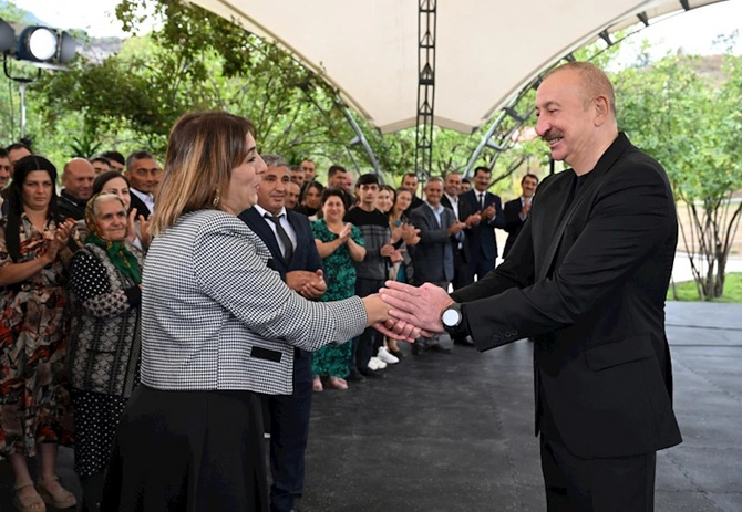 Prezident Xocalı sakinləri ilə görüşdü — FOTOLAR Prezident Xocalı sakinləri ilə görüşdü — FOTOLAR