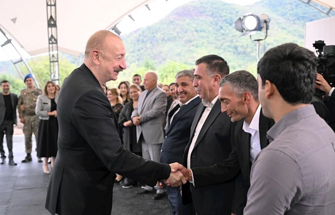 Prezident Xocalı sakinləri ilə görüşdü — FOTOLAR Prezident Xocalı sakinləri ilə görüşdü — FOTOLAR