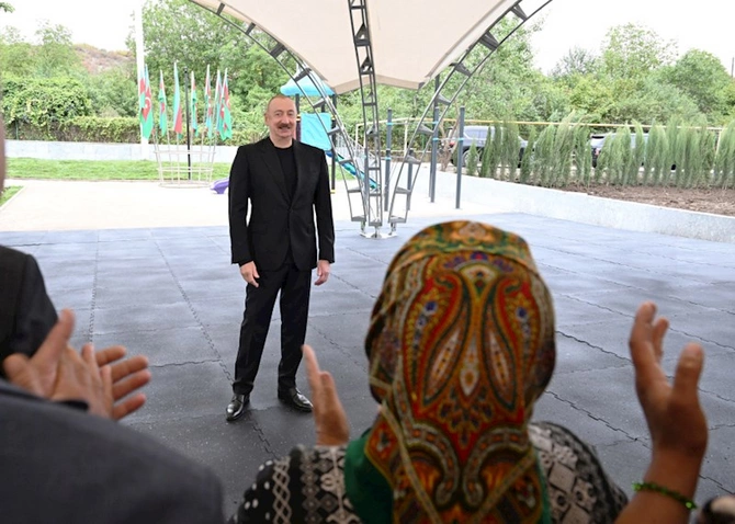 Prezident Xocalı sakinləri ilə görüşdü — FOTOLAR Prezident Xocalı sakinləri ilə görüşdü — FOTOLAR