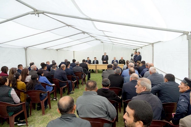 İcra başçısı qəsəbə sakinlərinin problemlərini dinlədi — FOTOLAR
