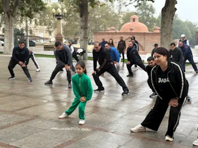 Gəncənin icra başçısı sakinlərlə birgə səhər idmanı etdi — FOTOLAR