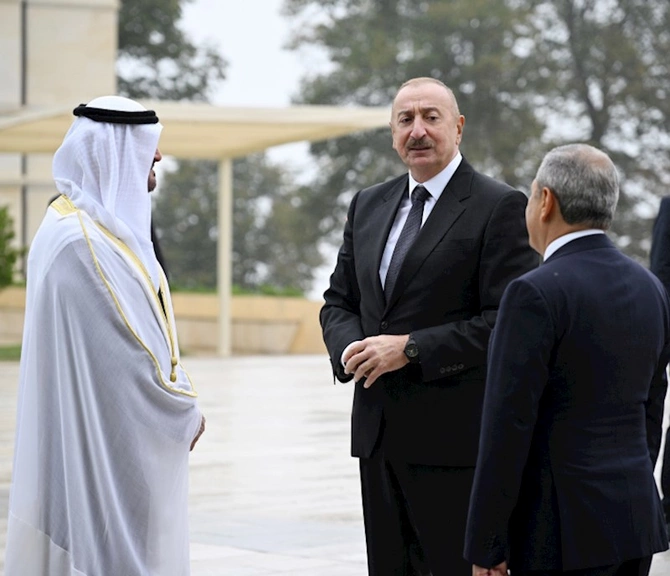 Güllələnmiş heykəllərə baxdılar — FOTOLAR Güllələnmiş heykəllərə baxdılar — FOTOLAR