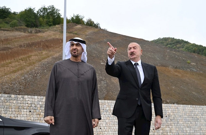 Daşaltı kəndinin fonunda — FOTOLAR
