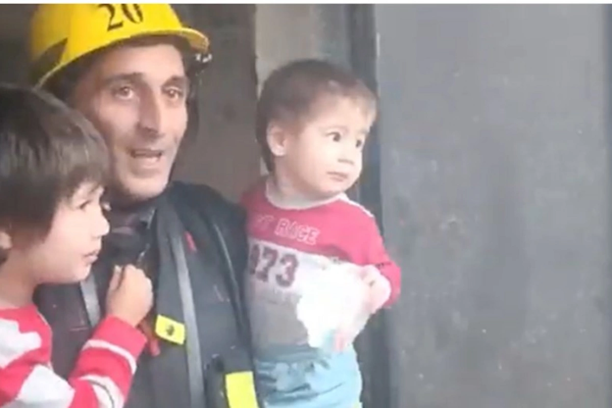 Sumqayıtda yaşayış binasında yanğın olub, 8 nəfər təxliyə edilib