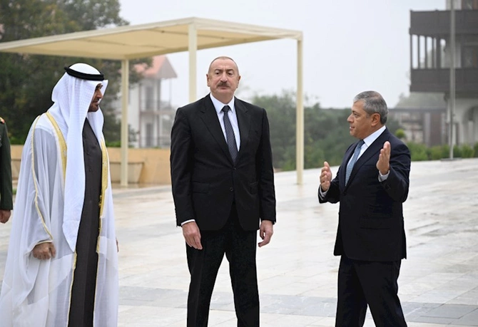 Güllələnmiş heykəllərə baxdılar — FOTOLAR Güllələnmiş heykəllərə baxdılar — FOTOLAR