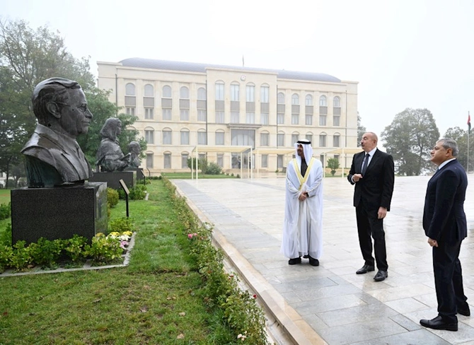 Güllələnmiş heykəllərə baxdılar — FOTOLAR Güllələnmiş heykəllərə baxdılar — FOTOLAR