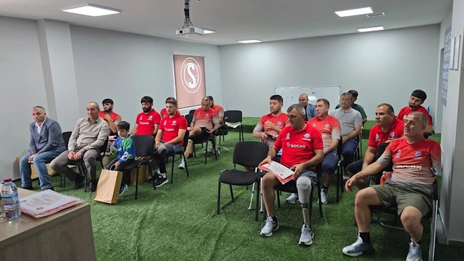 İctimai Birliyin üzvləri Amputant Futbol Komandası ilə görüşüb — FOTOLAR İctimai Birliyin üzvləri Amputant Futbol Komandası ilə görüşüb — FOTOLAR