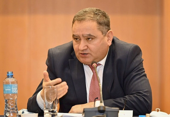 Pul yığan direktorların arxasında kimlər durur? — Sabiq deputat DANIŞDI