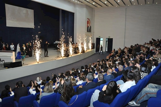Mingəçevirdə Üzeyir Hacıbəylinin 140 illiyi ilə bağlı təntənəli konsert keçirildi — VİDEO/FOTOLAR Mingəçevirdə Üzeyir Hacıbəylinin 140 illiyi ilə bağlı təntənəli konsert keçirildi — VİDEO/FOTOLAR