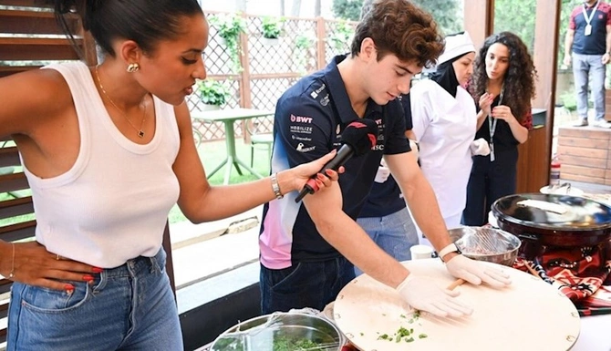 Formula-1 pilotları Bakıda qutab bişirdilər — FOTOLAR Formula-1 pilotları Bakıda qutab bişirdilər — FOTOLAR